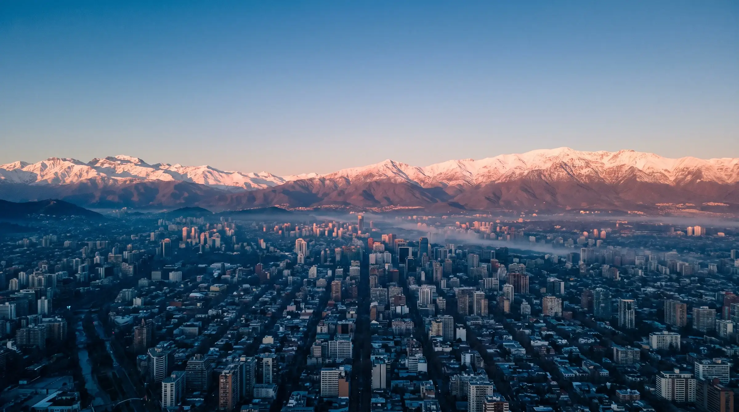 Vista aérea de Santiago de Chile al amanecer con la cordillera nevada al fondo